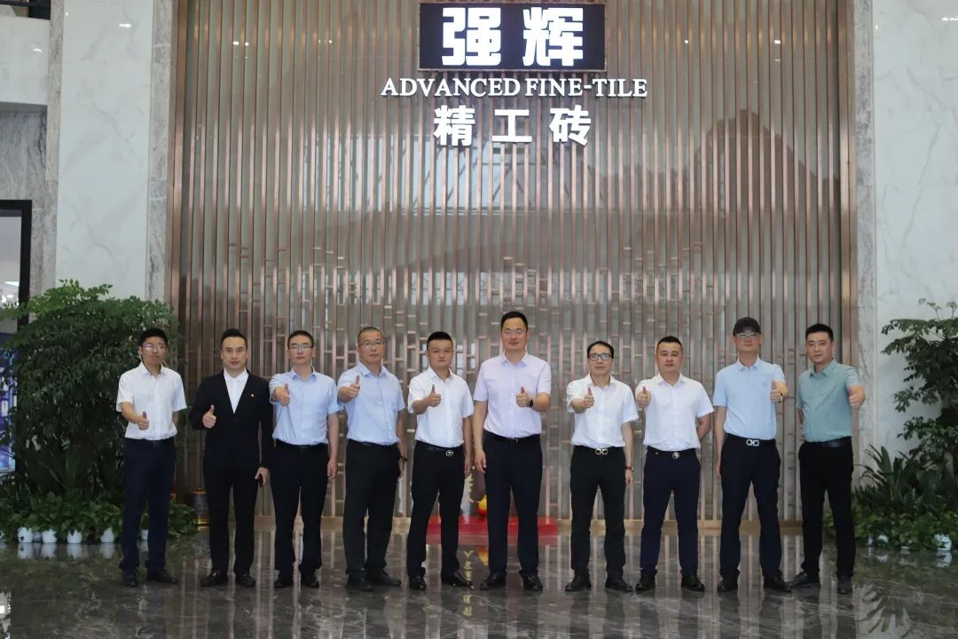 強輝新品質感大師又出圈？華美立家團隊參觀強輝總部展廳！