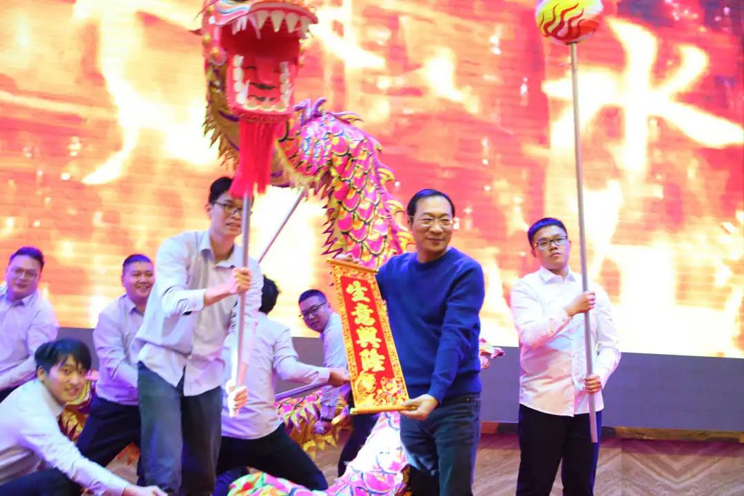 金虎迎新·領(lǐng)跑2022 | 集團(tuán)年度總結(jié)會(huì)暨新年晚會(huì)完美落幕！(圖16)